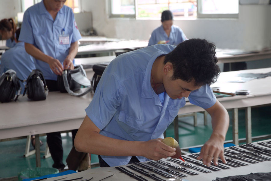  广州皮具厂博深员工工作中